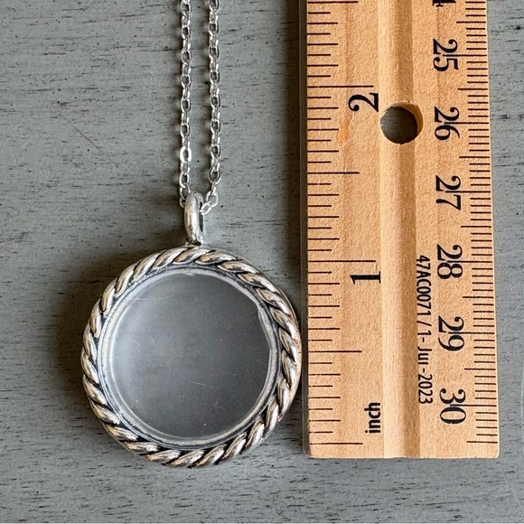 EFFY WITH LOVE Floating Keepsake Charm Locket Necklace Silver Plate 20in Chain - Picture 9 of 11